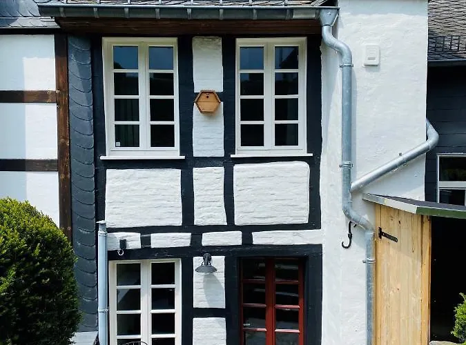 Semesterbostad House Burgblick2 With Garden - Vosproperties Monschau